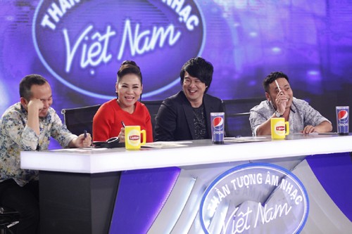 Chang trai keo keo bat khoc khi nhan ve vot Vietnam Idol